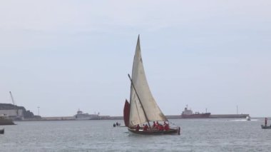 İspanya, Cartagena - 30 Nisan 2023: Kartagena Limanı 'nda yelkencilik yarışması.