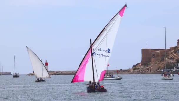 西班牙 卡塔赫纳 2023年4月30日 该小组在卡塔赫纳港对一艘小型帆船进行航行 — 图库视频影像