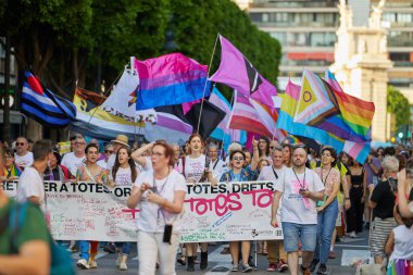 Valencia, İspanya - 24 Haziran 2023: Valencia 'da LGBT Gay Gururunu kutlayan protestocular. Homoseksüel, lezbiyen, insan hakları, Igbt gurur kavramı.