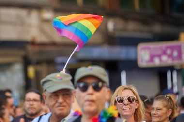 Valencia, İspanya - 24 Haziran 2023: Valencia 'da LGBT Gay Gururunu kutlayan protestocular. Homoseksüel, lezbiyen, insan hakları, Igbt gurur kavramı.