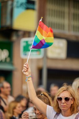 Valencia, İspanya - 24 Haziran 2023: Valencia 'da LGBT Gay Gururunu kutlayan protestocular. Homoseksüel, lezbiyen, insan hakları, Igbt gurur kavramı.