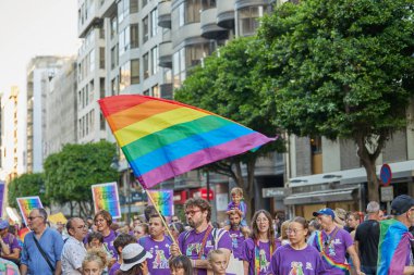 Valencia, İspanya - 24 Haziran 2023: Valencia 'da LGBT Gay Gururunu kutlayan protestocular. Homoseksüel, lezbiyen, insan hakları, Igbt gurur kavramı.