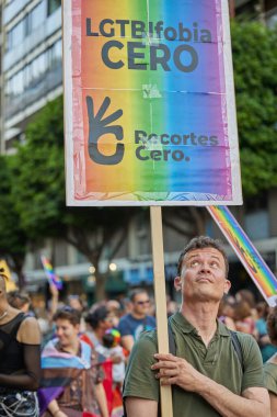 Valencia, İspanya - 24 Haziran 2023: Valencia 'da LGBT Gay Gururunu kutlayan protestocular. Homoseksüel, lezbiyen, insan hakları, Igbt gurur kavramı.