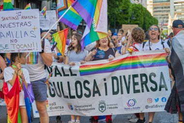 Valencia, İspanya - 24 Haziran 2023: Valencia 'da LGBT Gay Gururunu kutlayan protestocular. Homoseksüel, lezbiyen, insan hakları, Igbt gurur kavramı.
