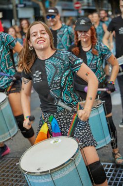 Valencia, İspanya - 24 Haziran 2023: Valencia 'da LGBT Gay Gururunu kutlayan protestocular. Kundakçı bir baterist grubu. Homoseksüel, lezbiyen, insan hakları, Igbt gurur kavramı.
