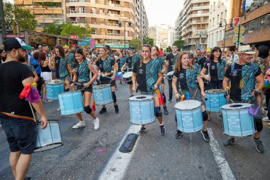 Valencia, İspanya - 24 Haziran 2023: Valencia 'da LGBT Gay Gururunu kutlayan protestocular. Kundakçı bir baterist grubu. Homoseksüel, lezbiyen, insan hakları, Igbt gurur kavramı.