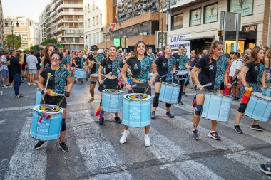 Valencia, İspanya - 24 Haziran 2023: Valencia 'da LGBT Gay Gururunu kutlayan protestocular. Kundakçı bir baterist grubu. Homoseksüel, lezbiyen, insan hakları, Igbt gurur kavramı.