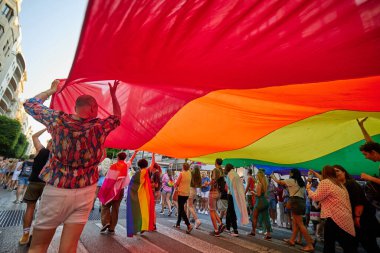 Valencia, İspanya - 24 Haziran 2023: Valencia 'da LGBT Gay Gururunu kutlayan protestocular. Homoseksüel, lezbiyen, insan hakları, Igbt gurur kavramı.