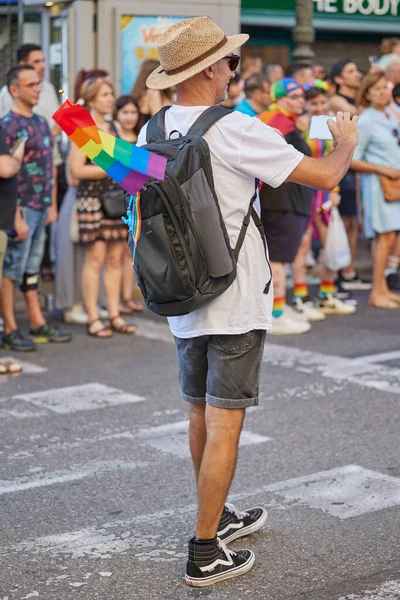 バレンシア スペイン 2023年6月24日 バレンシアでLgbtゲイプライドを祝う抗議者 行列を撮影Lgbtのシンボルを持つ男 同性愛 レズビアン Lgbtの誇りの概念 — ストック写真