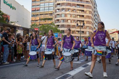 Valencia, İspanya - 24 Haziran 2023: Valencia 'da LGBT Gay Gururunu kutlayan protestocular. Kundakçı bir baterist grubu. Homoseksüel, lezbiyen, insan hakları, Igbt gurur kavramı.