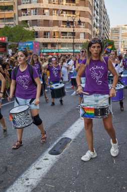 Valencia, İspanya - 24 Haziran 2023: Valencia 'da LGBT Gay Gururunu kutlayan protestocular. Kundakçı bir baterist grubu. Homoseksüel, lezbiyen, insan hakları, Igbt gurur kavramı.