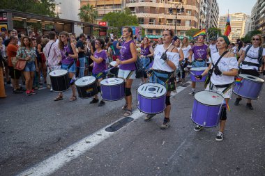 Valencia, İspanya - 24 Haziran 2023: Valencia 'da LGBT Gay Gururunu kutlayan protestocular. Kundakçı bir baterist grubu. Homoseksüel, lezbiyen, insan hakları, Igbt gurur kavramı.