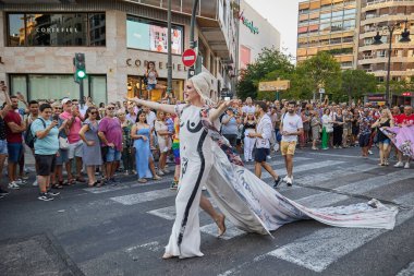 Valencia, İspanya - 24 Haziran 2023: Valencia 'da LGBT Gay Gururunu kutlayan protestocular. Drag queen performansı. Homoseksüel, lezbiyen, insan hakları, Igbt gurur kavramı.