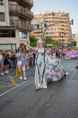 Valencia, İspanya - 24 Haziran 2023: Valencia 'da LGBT Gay Gururunu kutlayan protestocular. Drag queen performansı. Homoseksüel, lezbiyen, insan hakları, Igbt gurur kavramı.