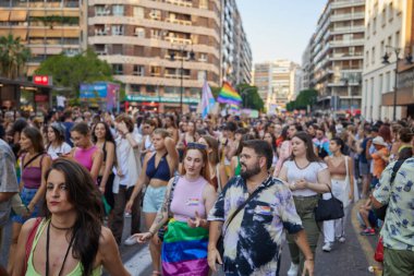 Valencia, İspanya - 24 Haziran 2023: Valencia 'da LGBT Gay Gururunu kutlayan protestocular. Homoseksüel, lezbiyen, insan hakları, Igbt gurur kavramı.