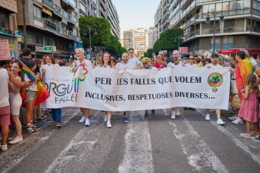 Valencia, İspanya - 24 Haziran 2023: Valencia 'da LGBT Gay Gururunu kutlayan protestocular. Homoseksüel, lezbiyen, insan hakları, Igbt gurur kavramı.