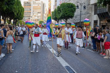Valencia, İspanya - 24 Haziran 2023: Valencia 'da LGBT Gay Gururunu kutlayan protestocular. Homoseksüel, lezbiyen, insan hakları, Igbt gurur kavramı.