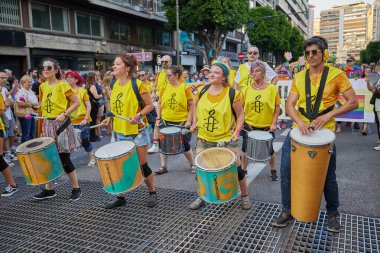 Valencia, İspanya - 24 Haziran 2023: Valencia 'da LGBT Gay Gururunu kutlayan protestocular. Kundakçı bir baterist grubu. Homoseksüel, lezbiyen, insan hakları, Igbt gurur kavramı.