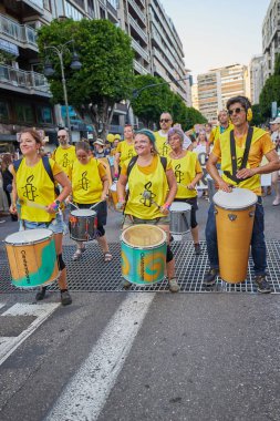Valencia, İspanya - 24 Haziran 2023: Valencia 'da LGBT Gay Gururunu kutlayan protestocular. Kundakçı bir baterist grubu. Homoseksüel, lezbiyen, insan hakları, Igbt gurur kavramı.