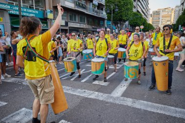 Valencia, İspanya - 24 Haziran 2023: Valencia 'da LGBT Gay Gururunu kutlayan protestocular. Kundakçı bir baterist grubu. Homoseksüel, lezbiyen, insan hakları, Igbt gurur kavramı.