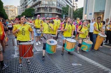 Valencia, İspanya - 24 Haziran 2023: Valencia 'da LGBT Gay Gururunu kutlayan protestocular. Kundakçı bir baterist grubu. Homoseksüel, lezbiyen, insan hakları, Igbt gurur kavramı.
