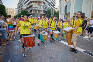 Valencia, İspanya - 24 Haziran 2023: Valencia 'da LGBT Gay Gururunu kutlayan protestocular. Kundakçı bir baterist grubu. Homoseksüel, lezbiyen, insan hakları, Igbt gurur kavramı.