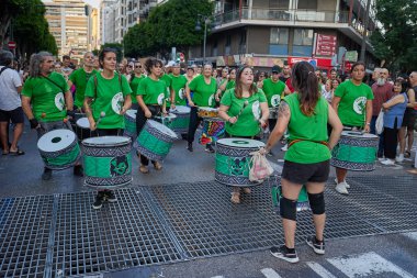 Valencia, İspanya - 24 Haziran 2023: Valencia 'da LGBT Gay Gururunu kutlayan protestocular. Kundakçı bir baterist grubu. Homoseksüel, lezbiyen, insan hakları, Igbt gurur kavramı.