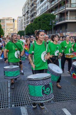 Valencia, İspanya - 24 Haziran 2023: Valencia 'da LGBT Gay Gururunu kutlayan protestocular. Kundakçı bir baterist grubu. Homoseksüel, lezbiyen, insan hakları, Igbt gurur kavramı.