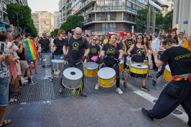 Valencia, İspanya - 24 Haziran 2023: Valencia 'da LGBT Gay Gururunu kutlayan protestocular. Kundakçı bir baterist grubu. Homoseksüel, lezbiyen, insan hakları, Igbt gurur kavramı.