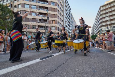 Valencia, İspanya - 24 Haziran 2023: Valencia 'da LGBT Gay Gururunu kutlayan protestocular. Kundakçı bir baterist grubu. Homoseksüel, lezbiyen, insan hakları, Igbt gurur kavramı.