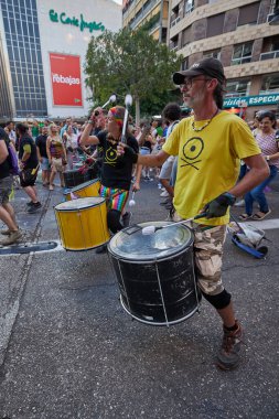 Valencia, İspanya - 24 Haziran 2023: Valencia 'da LGBT Gay Gururunu kutlayan protestocular. Kundakçı bir baterist grubu. Homoseksüel, lezbiyen, insan hakları, Igbt gurur kavramı.