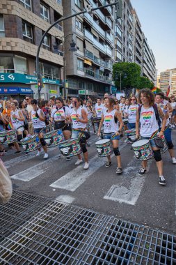 Valencia, İspanya - 24 Haziran 2023: Valencia 'da LGBT Gay Gururunu kutlayan protestocular. Kundakçı bir baterist grubu. Homoseksüel, lezbiyen, insan hakları, Igbt gurur kavramı.