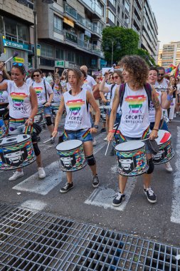 Valencia, İspanya - 24 Haziran 2023: Valencia 'da LGBT Gay Gururunu kutlayan protestocular. Kundakçı bir baterist grubu. Homoseksüel, lezbiyen, insan hakları, Igbt gurur kavramı.