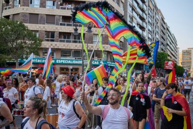 Valencia, İspanya - 24 Haziran 2023: Valencia 'da LGBT Gay Gururunu kutlayan protestocular. Homoseksüel, lezbiyen, insan hakları, Igbt gurur kavramı.