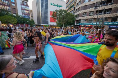 Valencia, İspanya - 24 Haziran 2023: Valencia 'da LGBT Gay Gururunu kutlayan protestocular. Homoseksüel, lezbiyen, insan hakları, Igbt gurur kavramı.