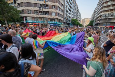 Valencia, İspanya - 24 Haziran 2023: Valencia 'da LGBT Gay Gururunu kutlayan protestocular. Homoseksüel, lezbiyen, insan hakları, Igbt gurur kavramı.