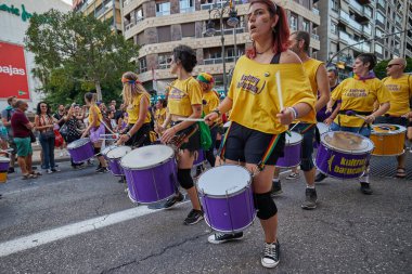 Valencia, İspanya - 24 Haziran 2023: Valencia 'da LGBT Gay Gururunu kutlayan protestocular. Kundakçı bir baterist grubu. Homoseksüel, lezbiyen, insan hakları, Igbt gurur kavramı.