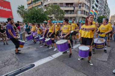 Valencia, İspanya - 24 Haziran 2023: Valencia 'da LGBT Gay Gururunu kutlayan protestocular. Kundakçı bir baterist grubu. Homoseksüel, lezbiyen, insan hakları, Igbt gurur kavramı.