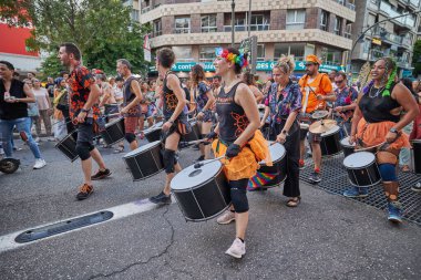 Valencia, İspanya - 24 Haziran 2023: Valencia 'da LGBT Gay Gururunu kutlayan protestocular. Kundakçı bir baterist grubu. Homoseksüel, lezbiyen, insan hakları, Igbt gurur kavramı.