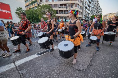 Valencia, İspanya - 24 Haziran 2023: Valencia 'da LGBT Gay Gururunu kutlayan protestocular. Kundakçı bir baterist grubu. Homoseksüel, lezbiyen, insan hakları, Igbt gurur kavramı.