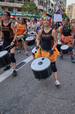Valencia, İspanya - 24 Haziran 2023: Valencia 'da LGBT Gay Gururunu kutlayan protestocular. Kundakçı bir baterist grubu. Homoseksüel, lezbiyen, insan hakları, Igbt gurur kavramı.