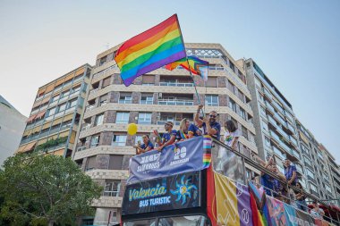 Valencia, İspanya - 24 Haziran 2023: Valencia 'da LGBT Gay Gururunu kutlayan protestocular. Homoseksüel, lezbiyen, insan hakları, Igbt gurur kavramı.