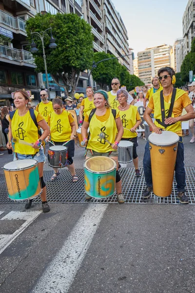 Valencia, İspanya - 24 Haziran 2023: Valencia 'da LGBT Gay Gururunu kutlayan protestocular. Kundakçı bir baterist grubu. Homoseksüel, lezbiyen, insan hakları, Igbt gurur kavramı.