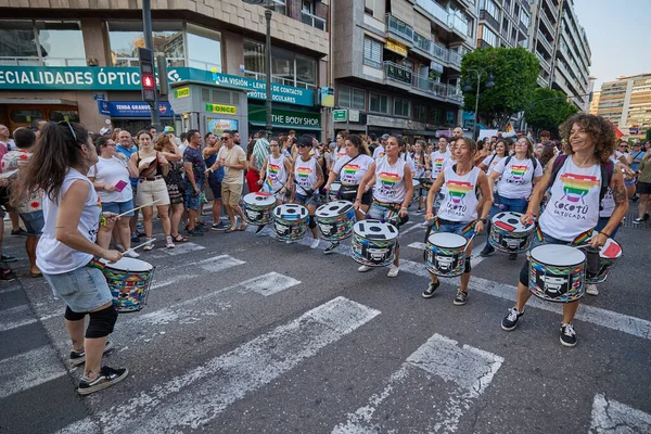 Valencia, İspanya - 24 Haziran 2023: Valencia 'da LGBT Gay Gururunu kutlayan protestocular. Kundakçı bir baterist grubu. Homoseksüel, lezbiyen, insan hakları, Igbt gurur kavramı.