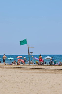 Valencia, İspanya - 4 Haziran 2023. Patacona sahilindeki cankurtaran koltuğuna yeşil bayrak asıldı..