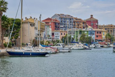 Port Saplaya, İspanya - 4 Haziran 2023. Valencia 'nın Küçük Venedik' i Port Saplaya 'daki panoramik renkli evler ve demirli yatlar..