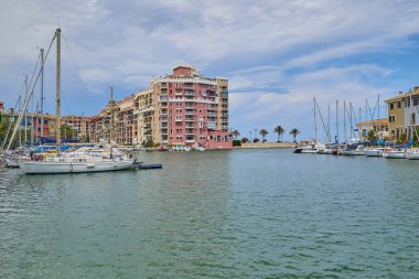 Port Saplaya, İspanya - 4 Haziran 2023. Valencia 'nın Küçük Venedik' i Port Saplaya 'daki panoramik renkli evler ve demirli yatlar..