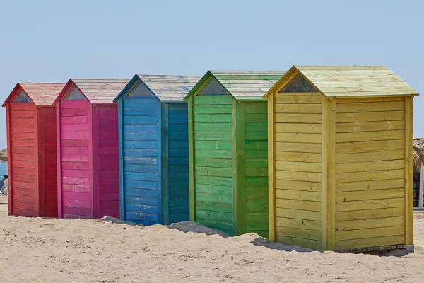 Valencia, İspanya 'daki Patacona sahilinde renkli ahşap kulübeler..