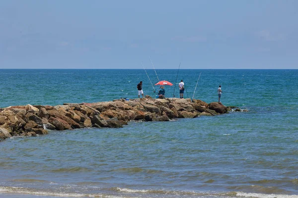 Puerto Saplaya España Junio 2023 Pescadores Pescan Mar Desde Rompepiedras — Foto de Stock