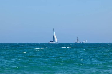 Mavi Deniz, açık gökyüzü ve ortada bir yelkenli yat. Akdeniz, İspanya